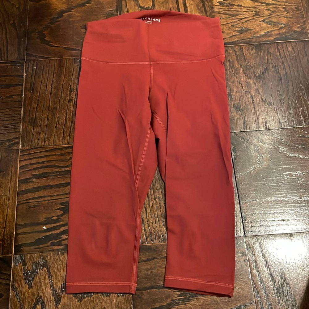 Everlane women’s Perform cropped red legging. Size medium.